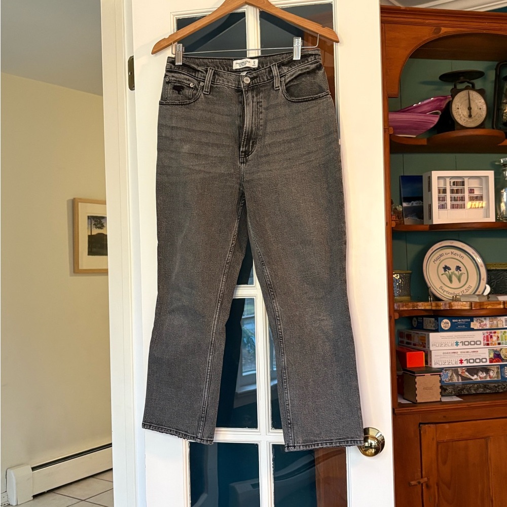 Abercrombie Curve Love Ultra High Rise Ankle Straight Jeans in Washed Grey